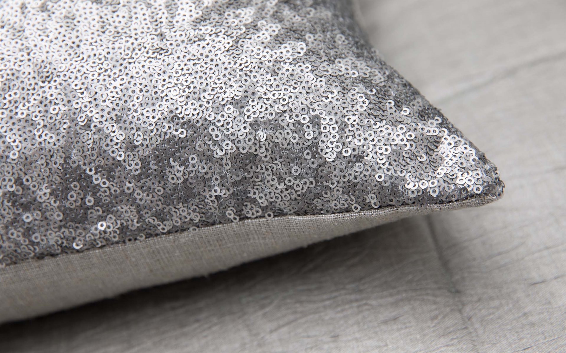 Mrs.Me cushion Spangles Titanium detail1